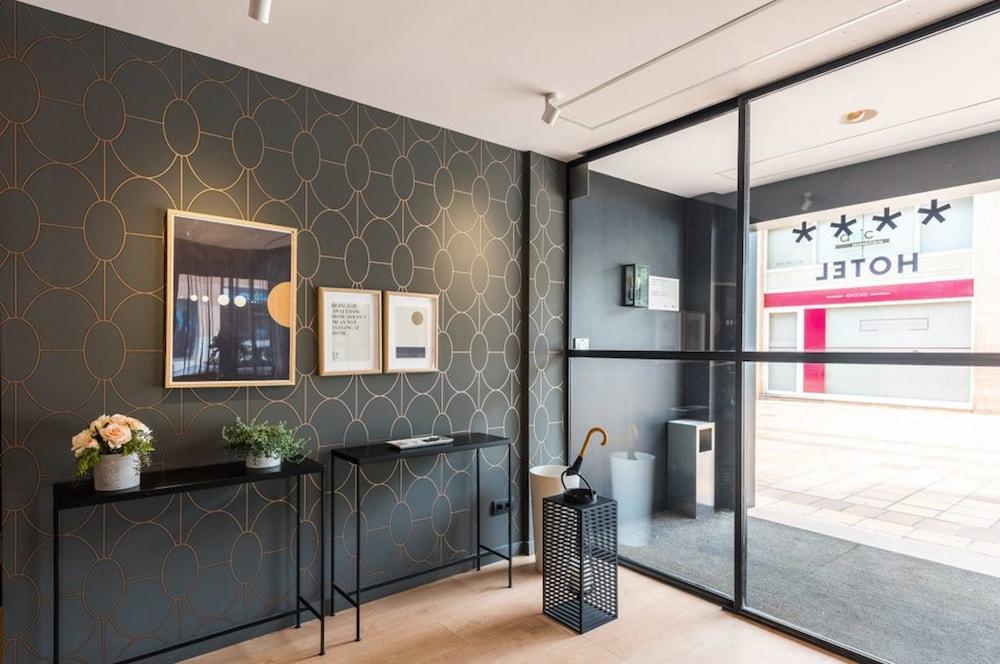 Up Rooms Vic Hotel Екстериор снимка