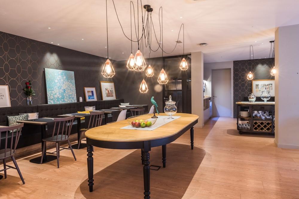 Up Rooms Vic Hotel Екстериор снимка