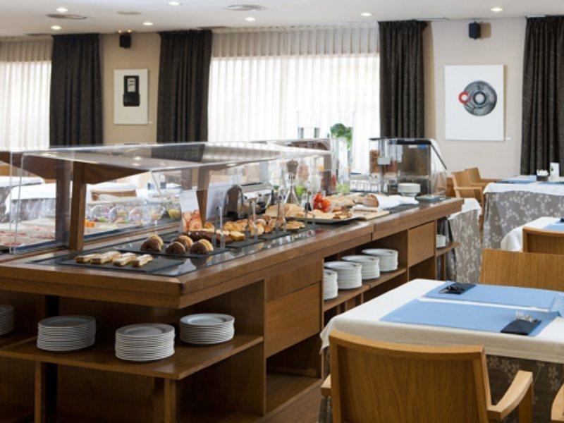 Up Rooms Vic Hotel Екстериор снимка