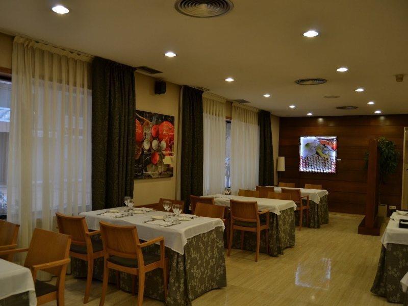 Up Rooms Vic Hotel Екстериор снимка