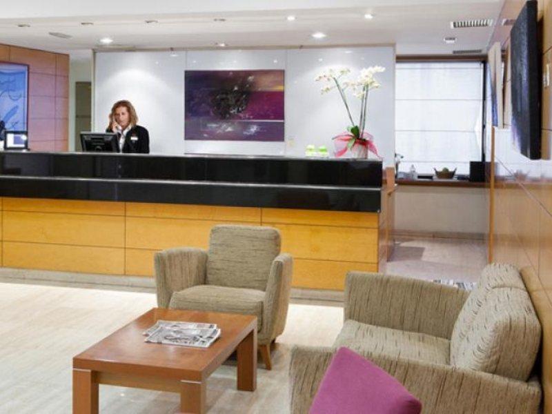 Up Rooms Vic Hotel Екстериор снимка