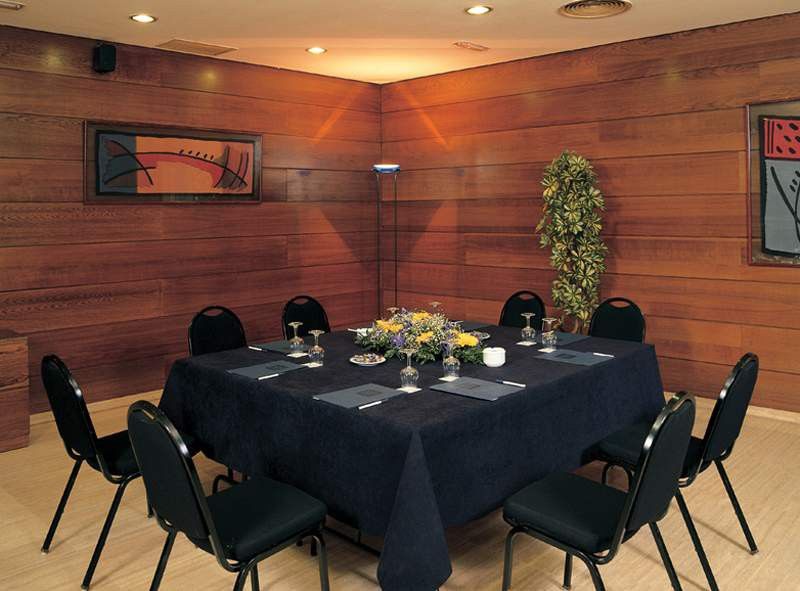 Up Rooms Vic Hotel Екстериор снимка