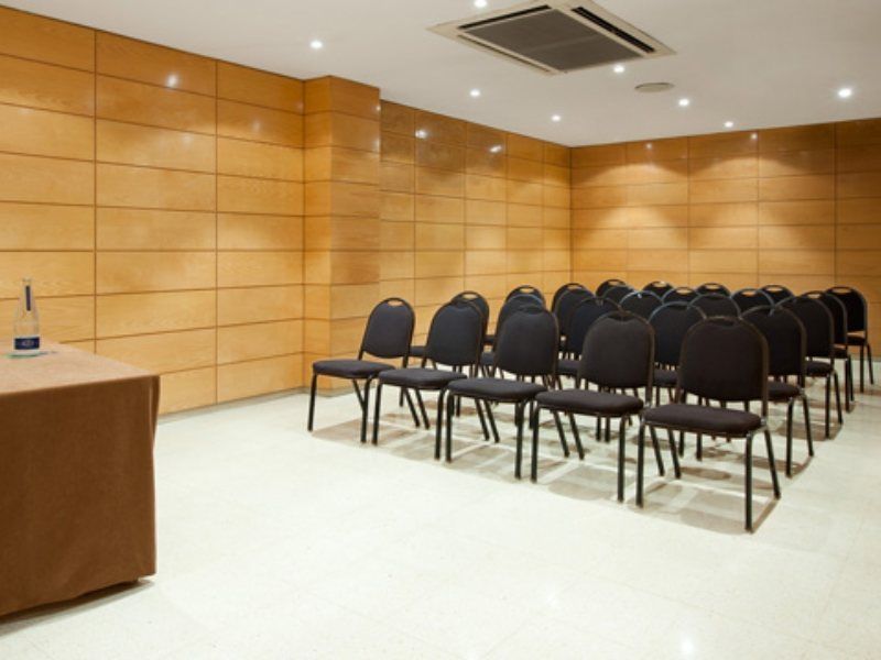 Up Rooms Vic Hotel Екстериор снимка