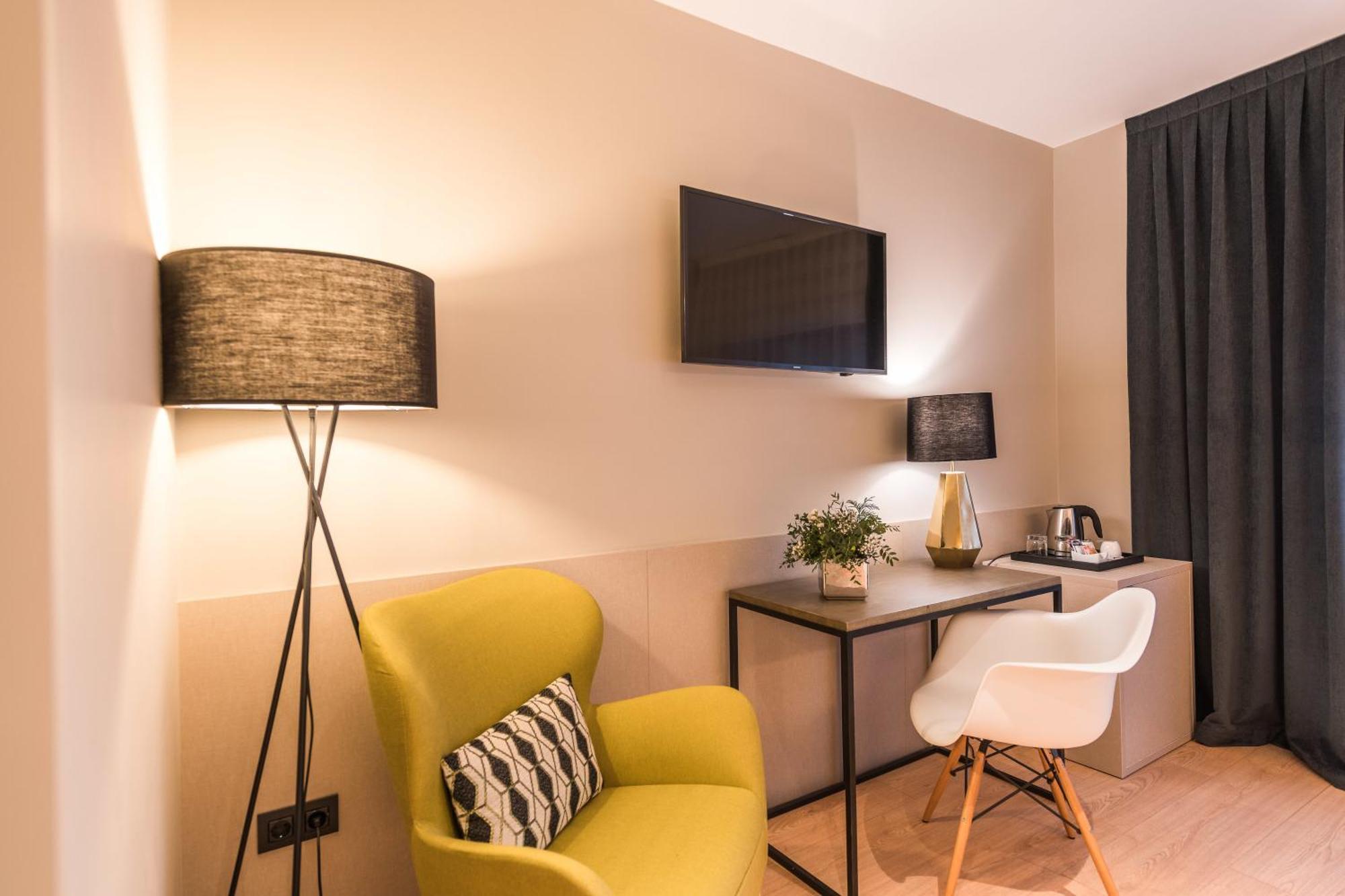 Up Rooms Vic Hotel Екстериор снимка