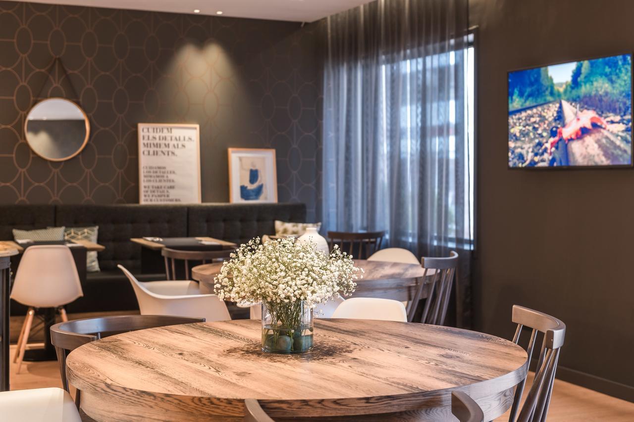 Up Rooms Vic Hotel Екстериор снимка