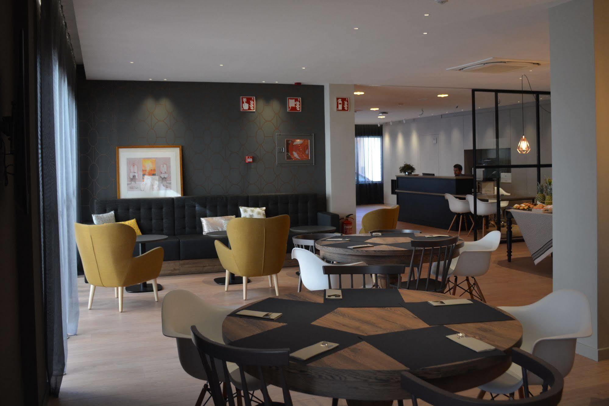 Up Rooms Vic Hotel Екстериор снимка