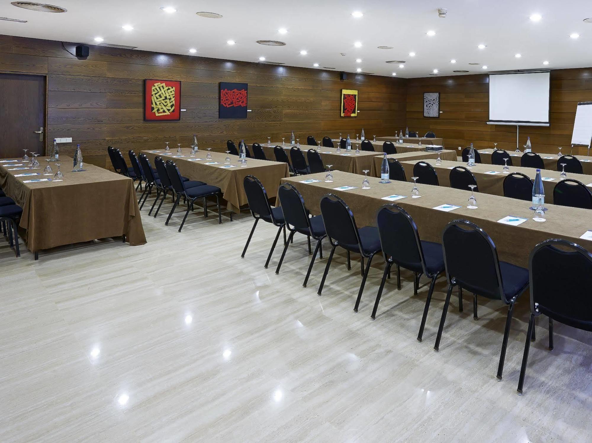 Up Rooms Vic Hotel Екстериор снимка