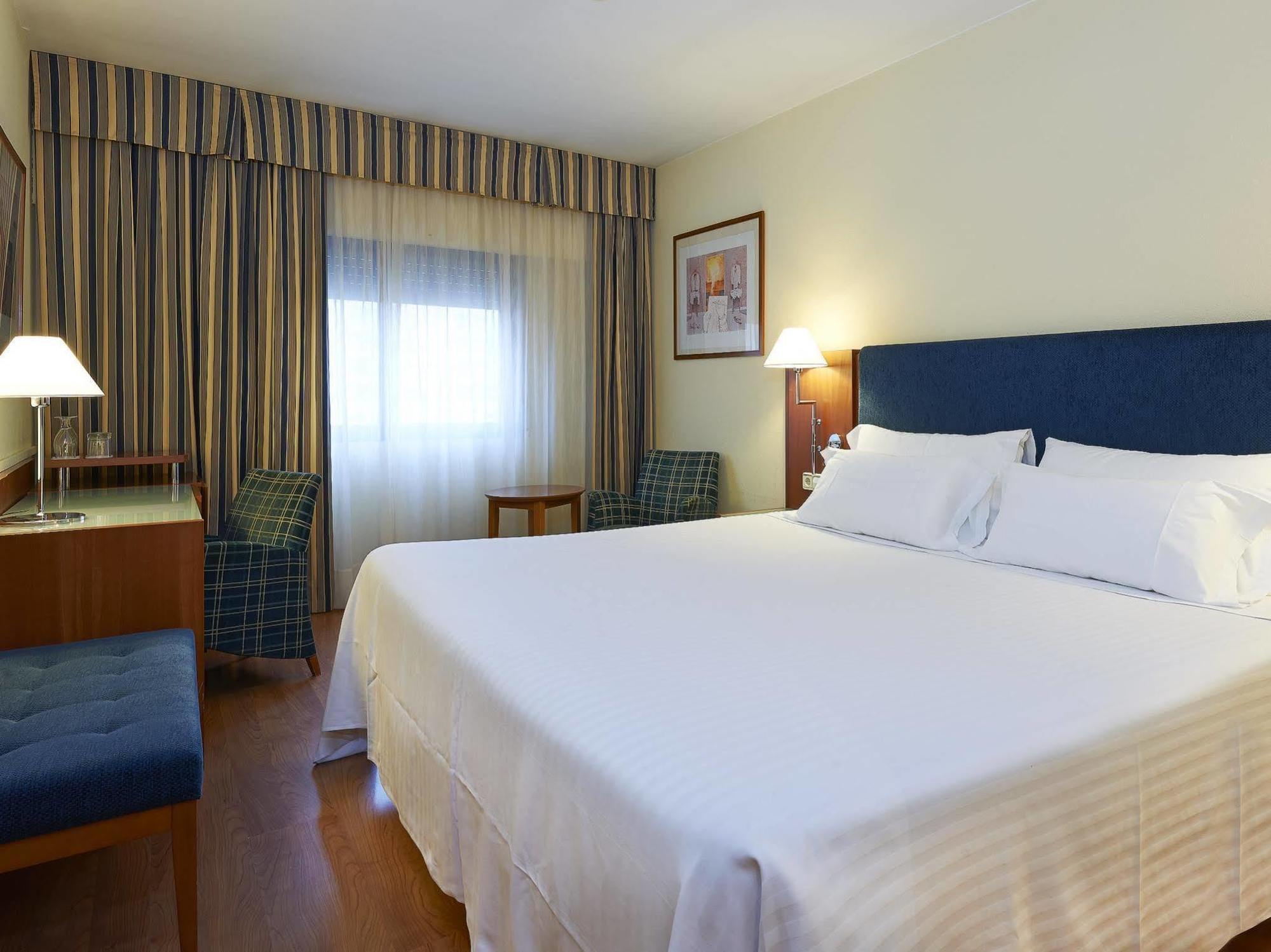 Up Rooms Vic Hotel Екстериор снимка