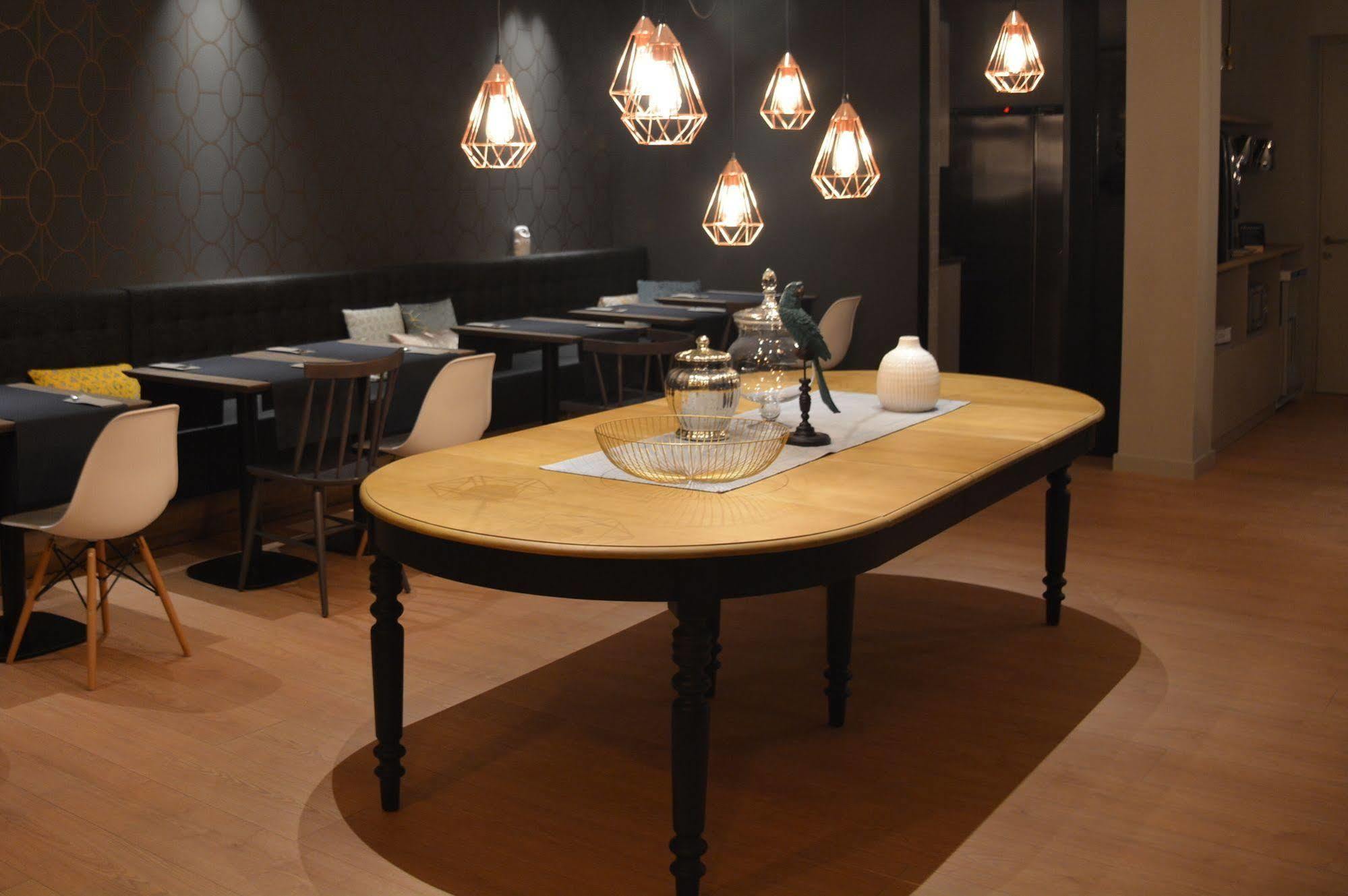 Up Rooms Vic Hotel Екстериор снимка